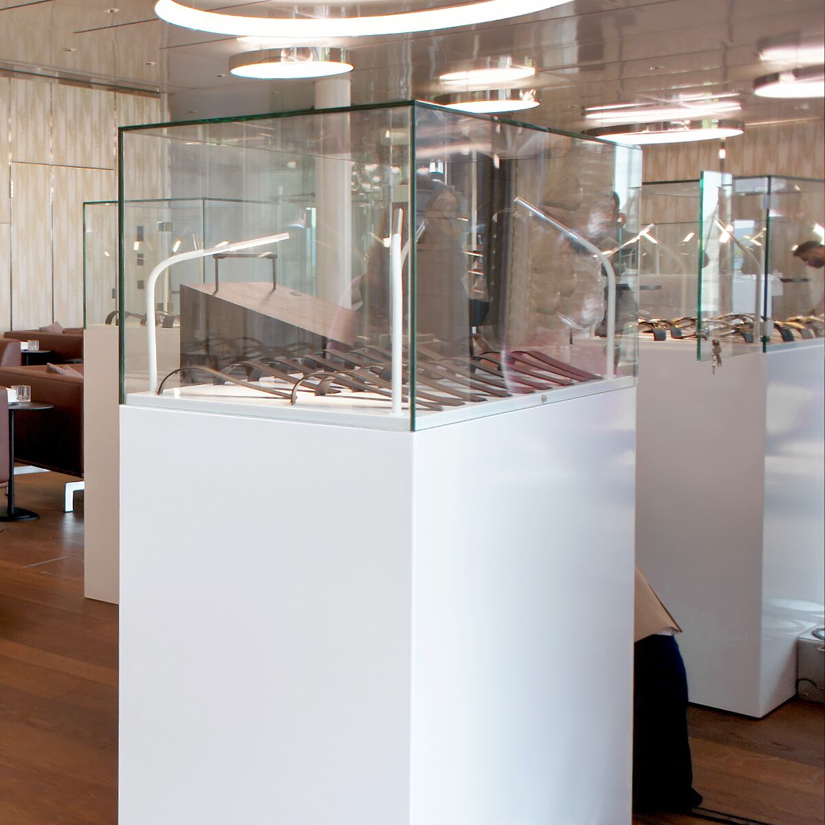 glas vitrine mieten für uhren und schmuck mit led beleuchtung