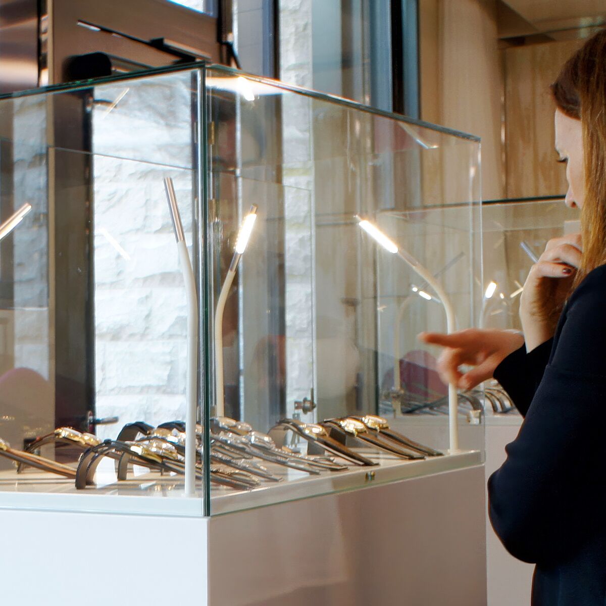 grosse vitrine mieten mit led beleuchtung für messe