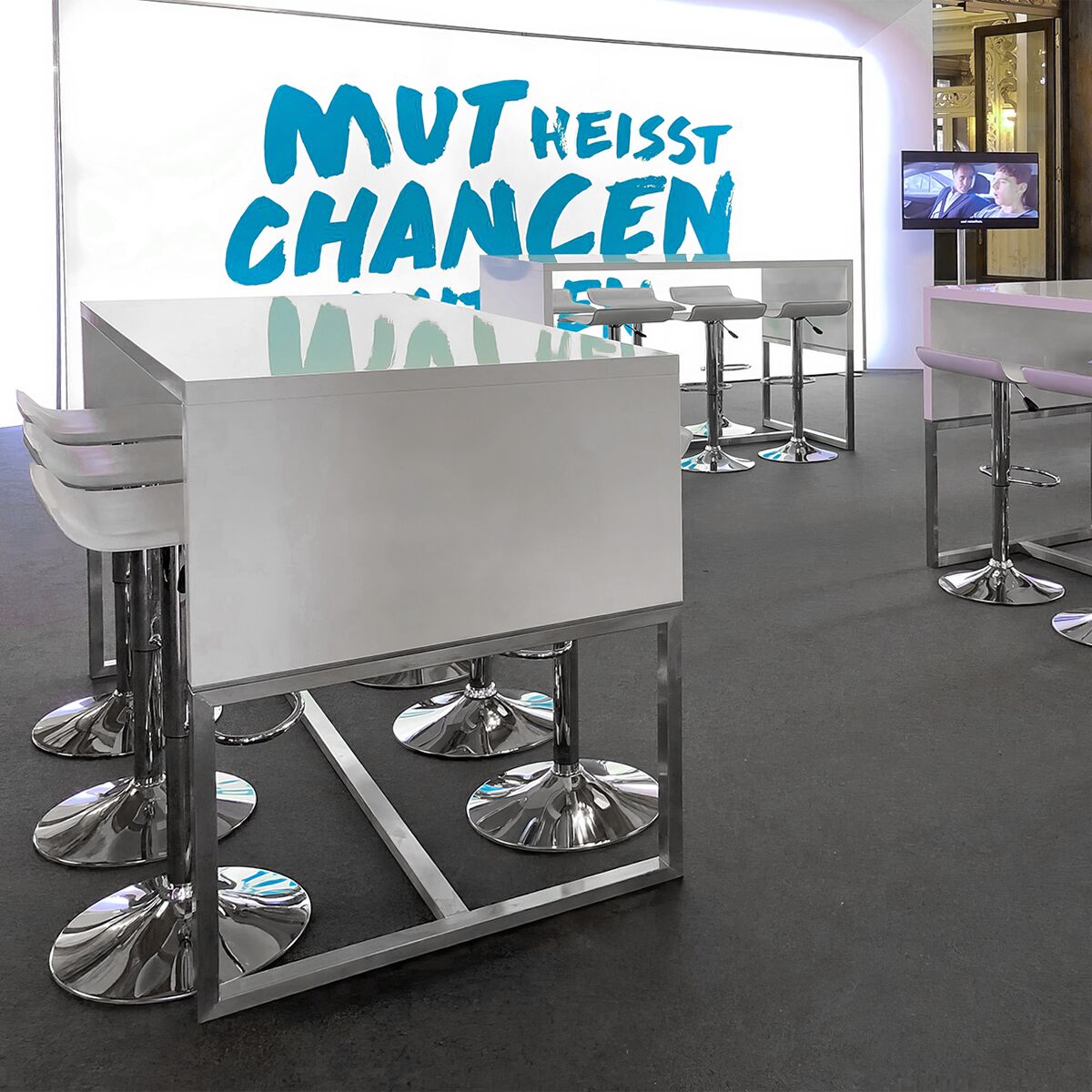 messe stehtisch mieten für kundengespräche mit barhocker