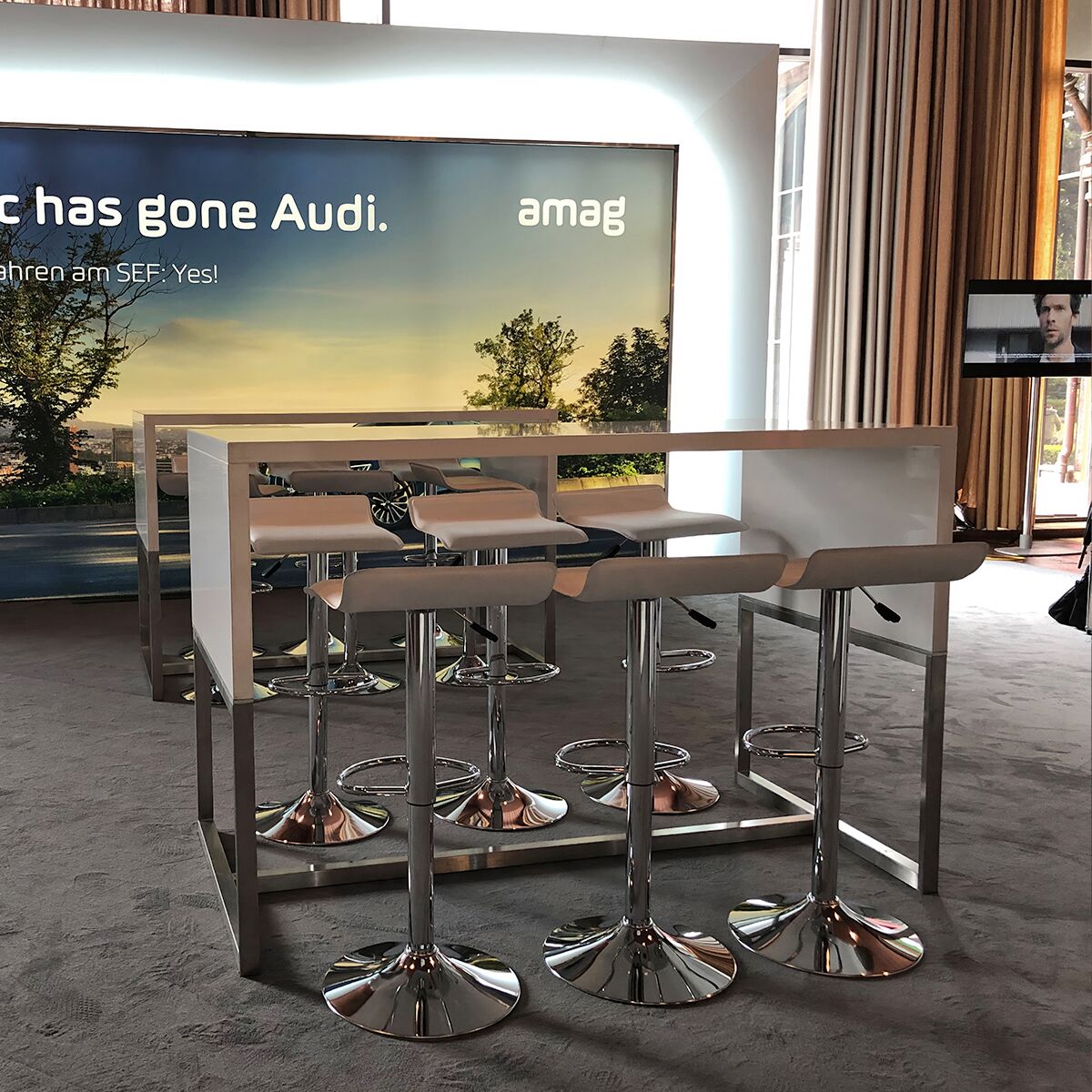 messe stehtisch mieten mit barhocker in weiss