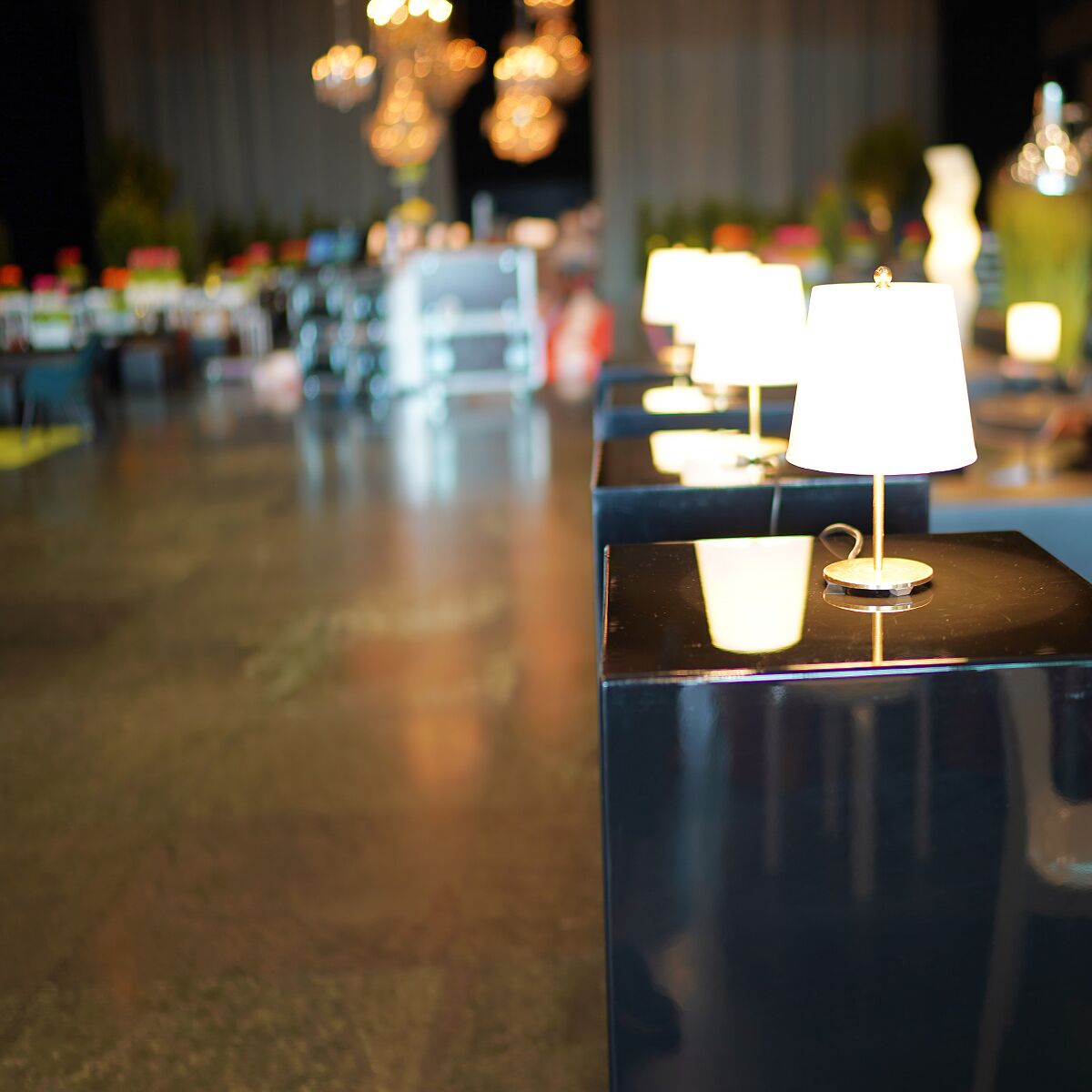 säulen stehtisch mieten in schwarz