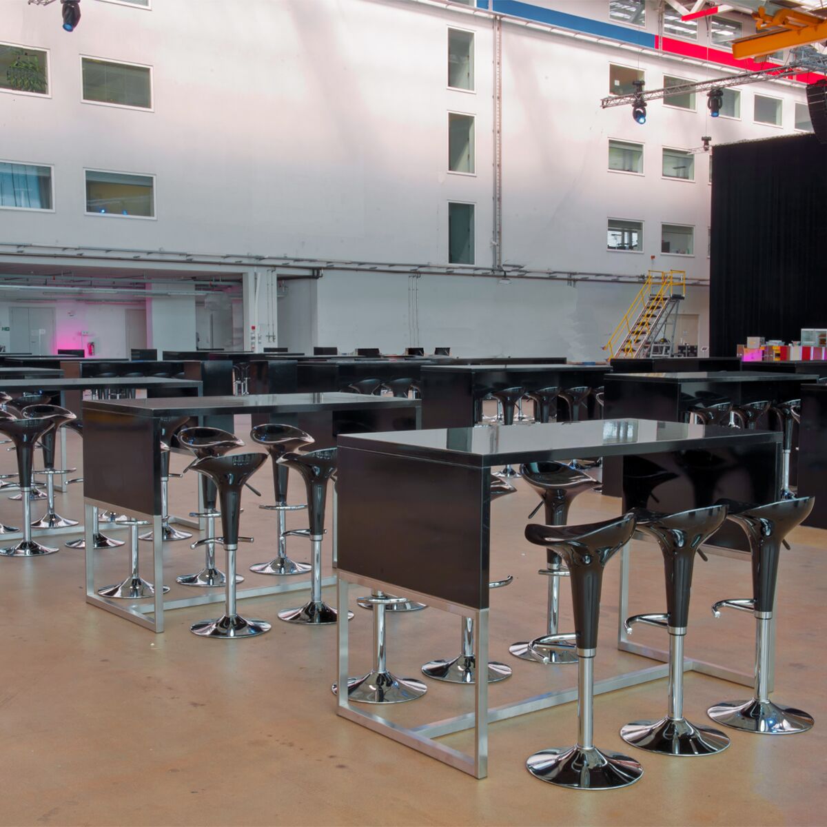 schwarze stehtische mit barhocker mieten für event