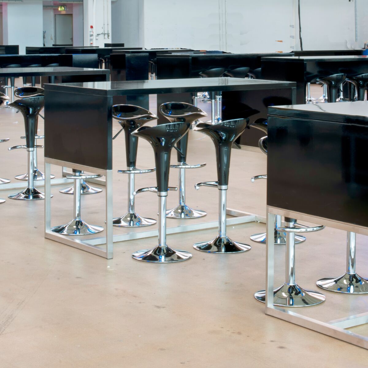 schwarzer outdoor stehtisch mieten mit barhocker