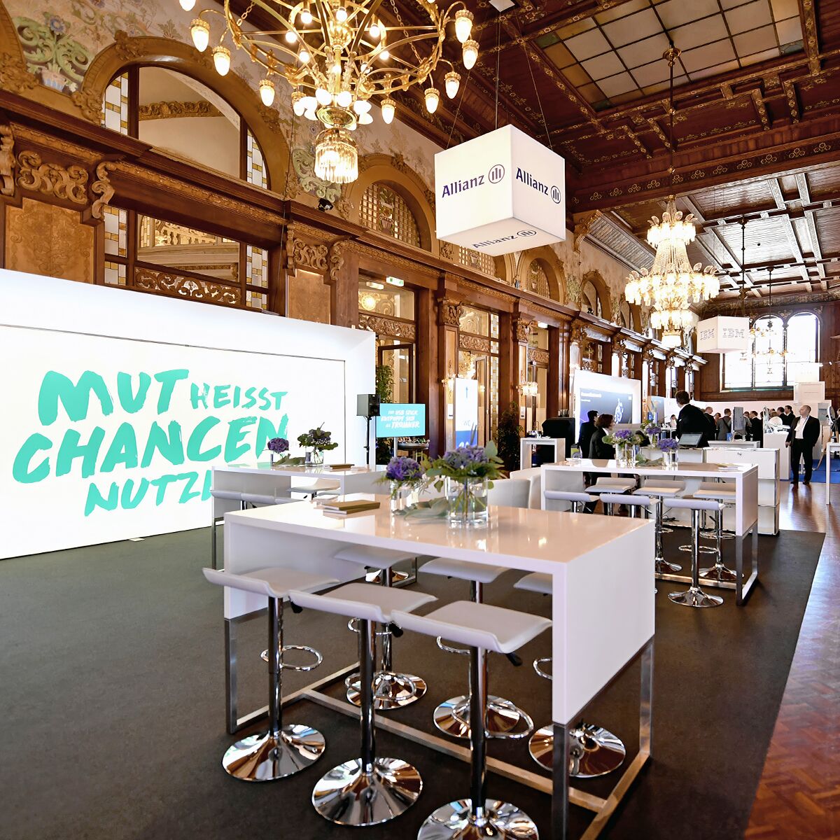 stehtisch mit barhocker mieten in weiss für messe und event