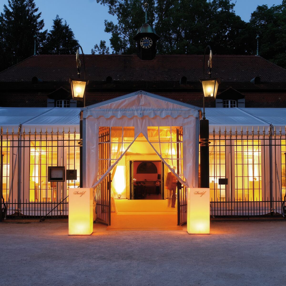 leucht säule mieten für event eingang