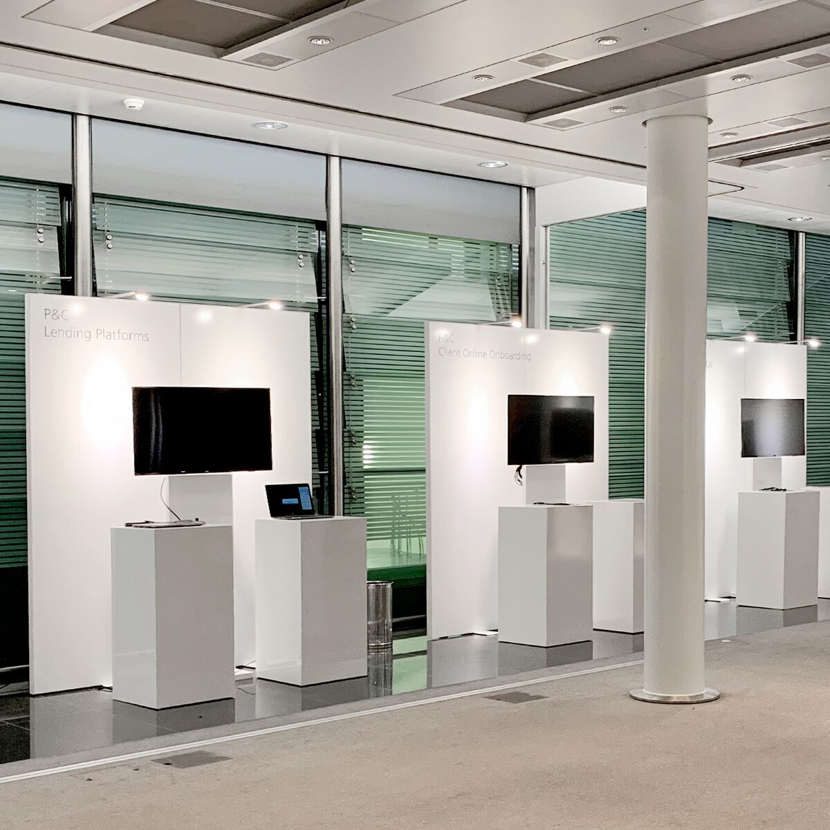 messe stehtisch mieten mit messewand