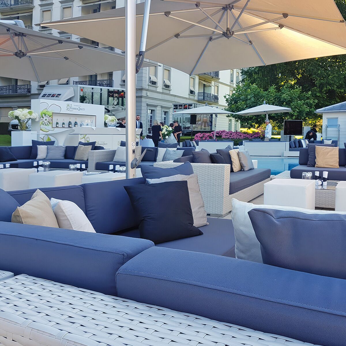 outdoor lounge mieten aus rattan mit bar mietmöbel und sonnenschirmen