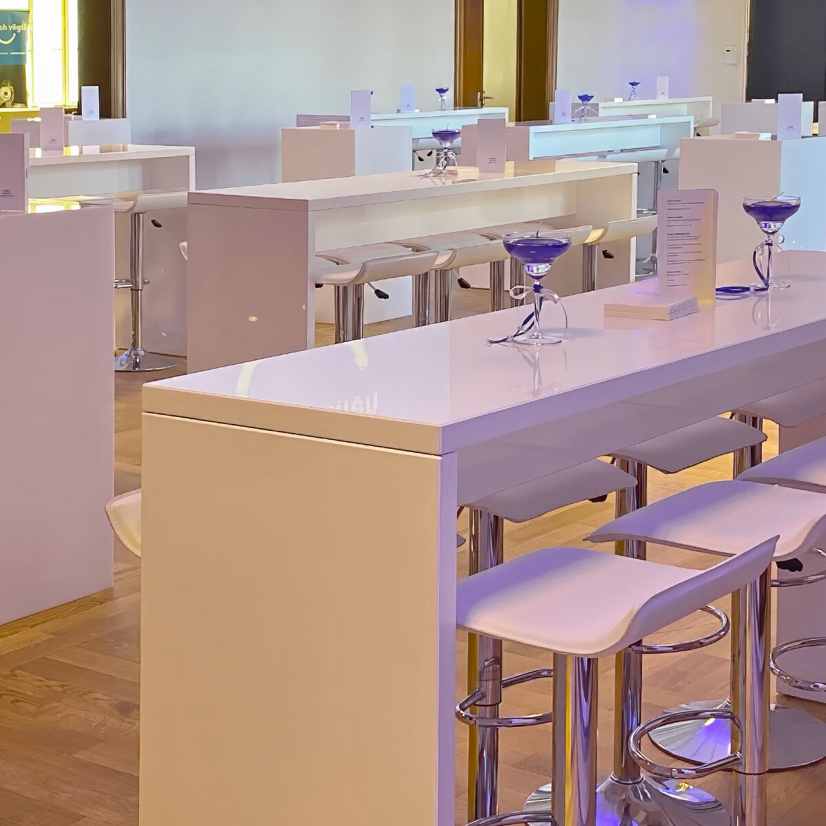 stehtisch mieten mit weissen barhockern