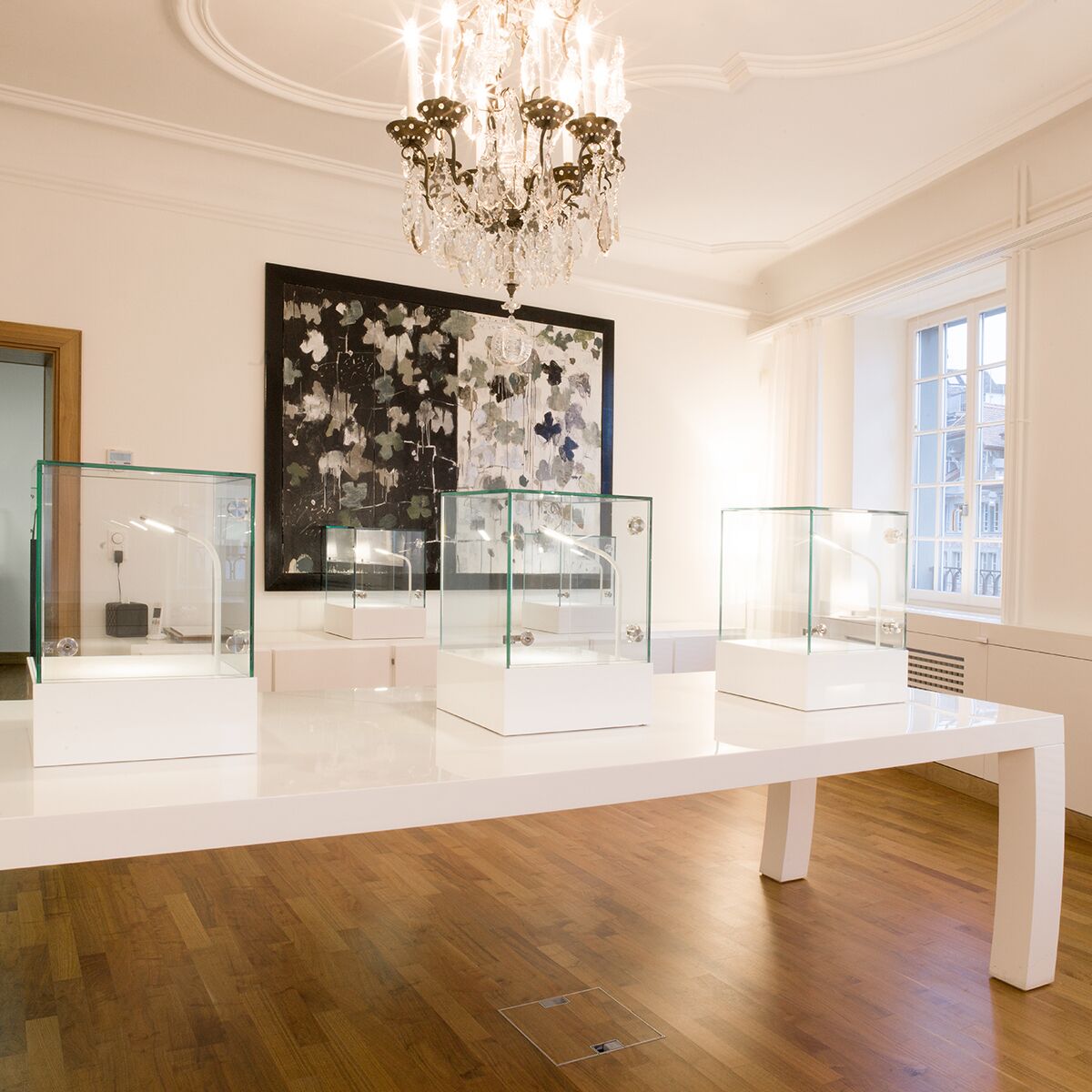 weisse tisch vitrinen mieten