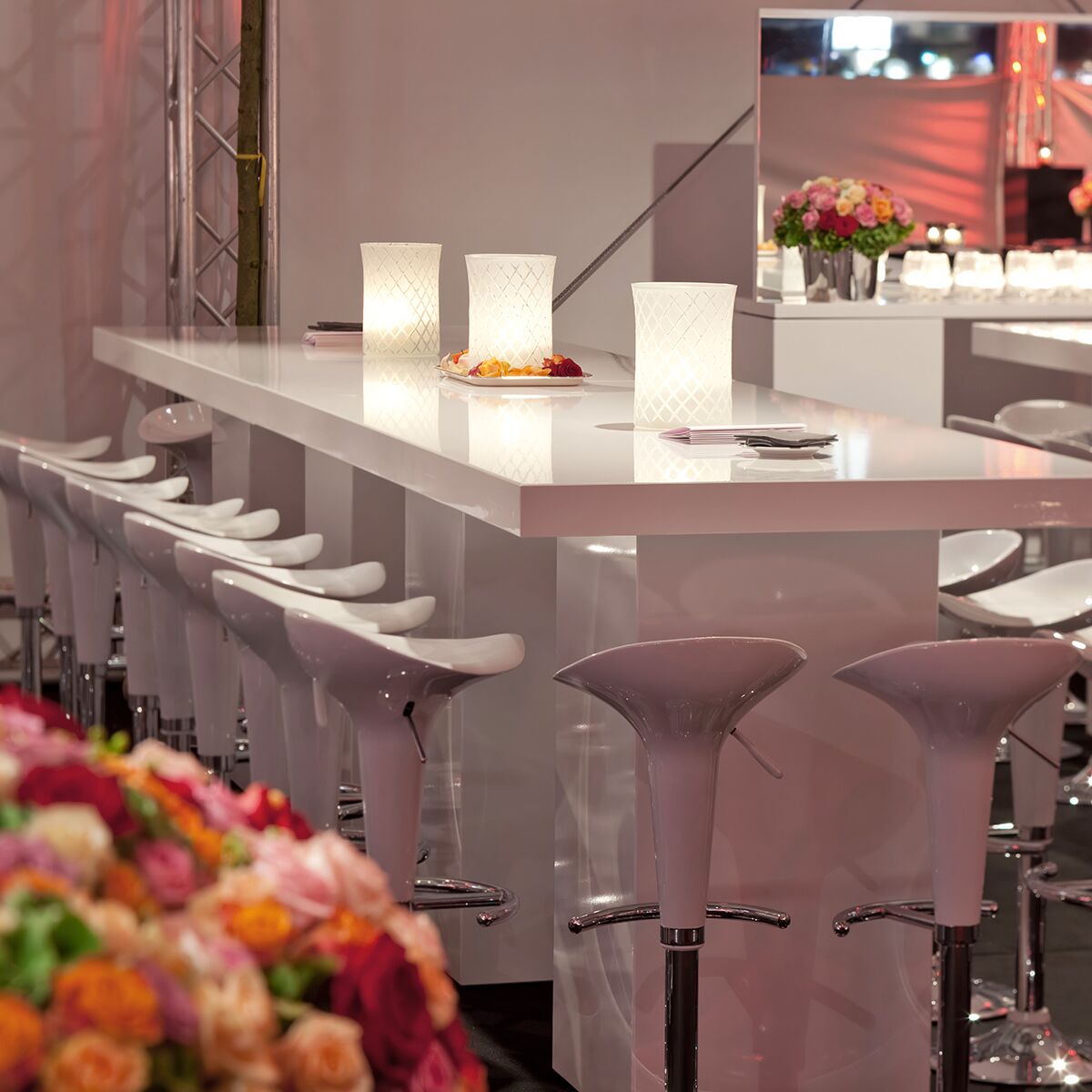 weisser event barhocker mieten mit stehtischen