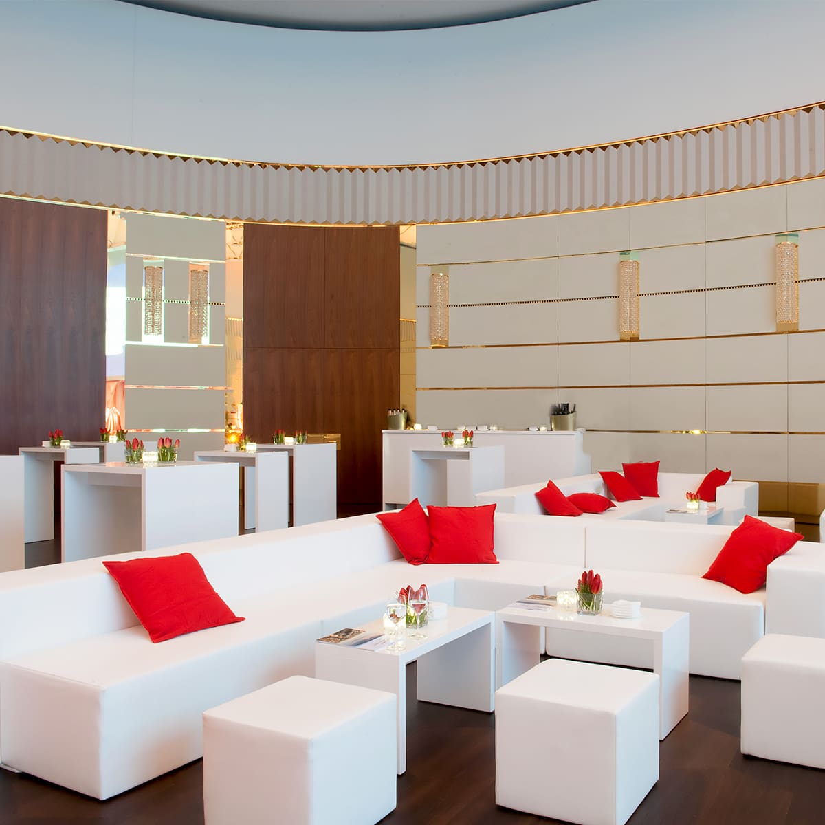 eck-lounge-garnitur-mieten-für-event-mit-loungetisch