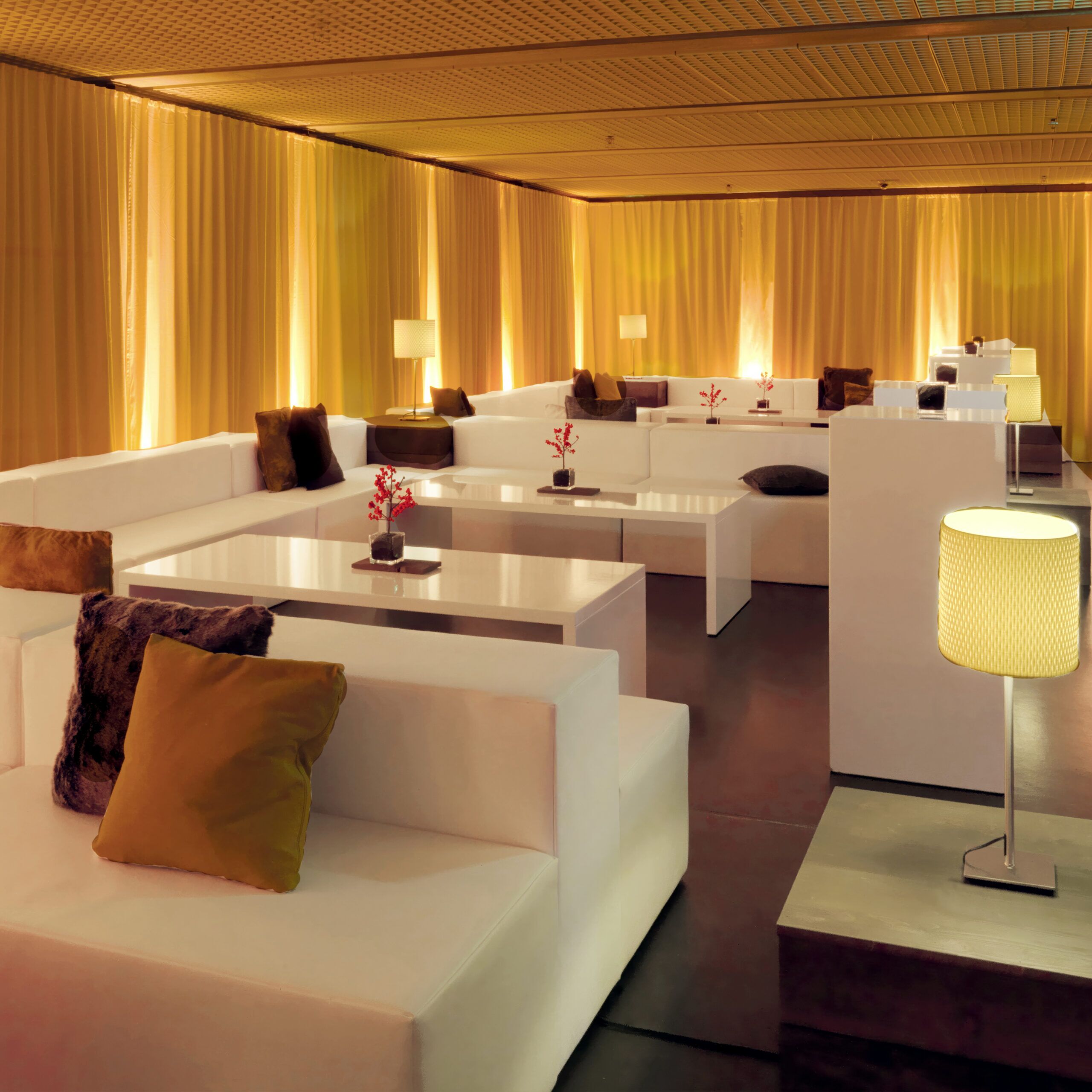 eck sofa mieten für event mit dekorationskissen