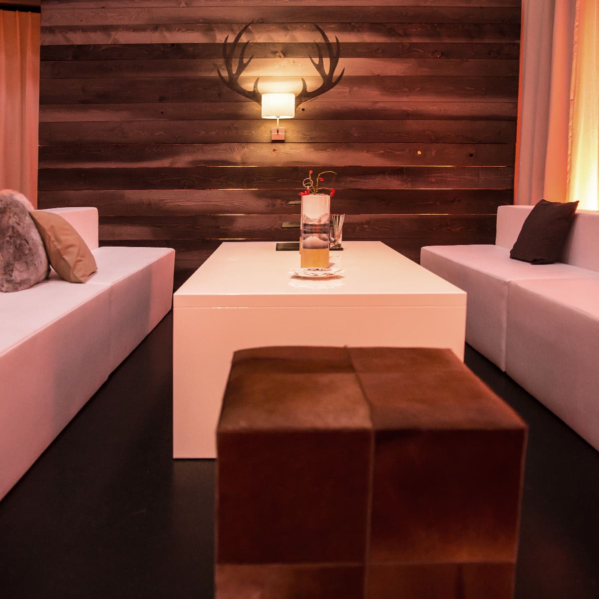 event-lounge-mieten-mit-hocker-und-ambiente-beleuchtung