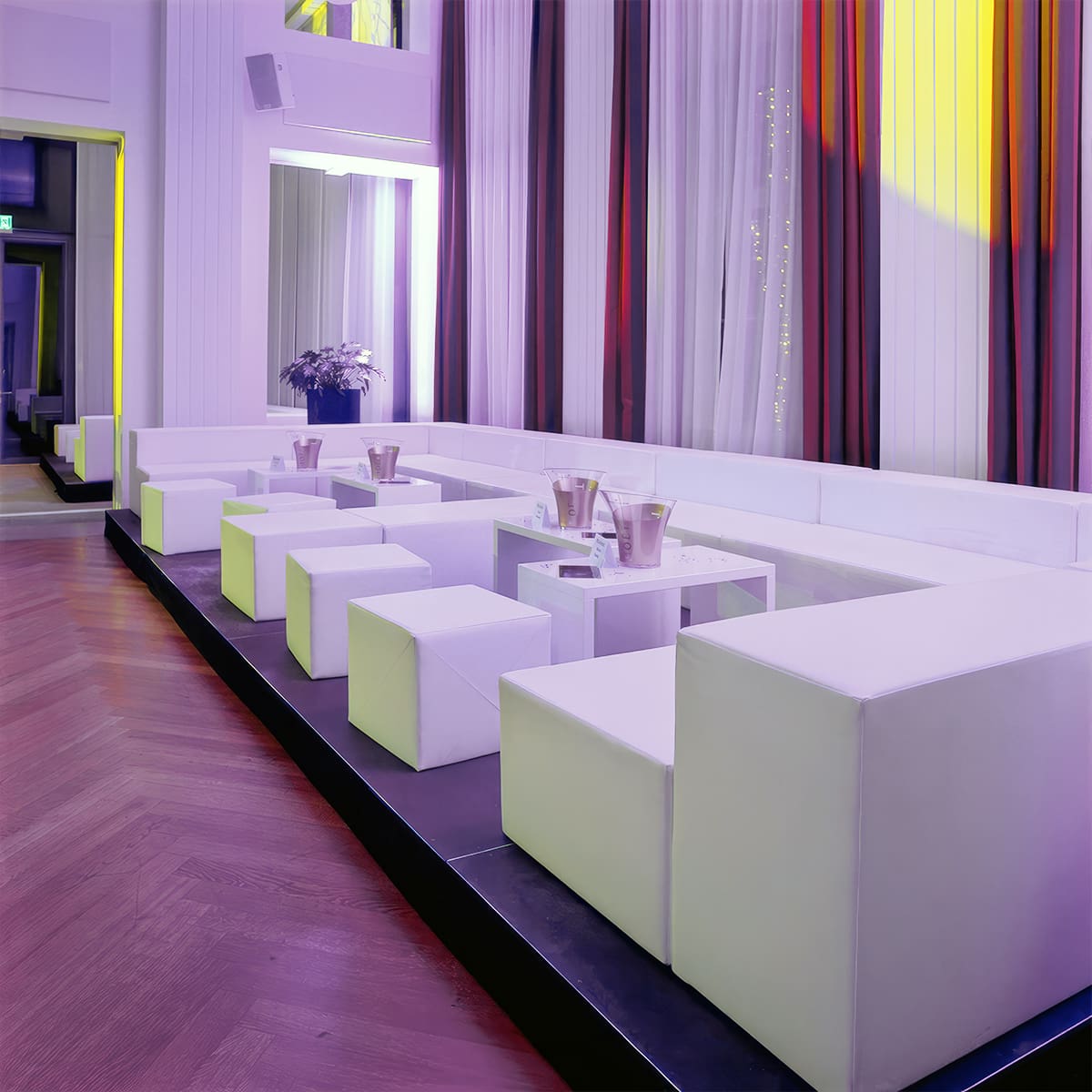 grosse-eck-lounge-mieten-mit-sitzwürfel