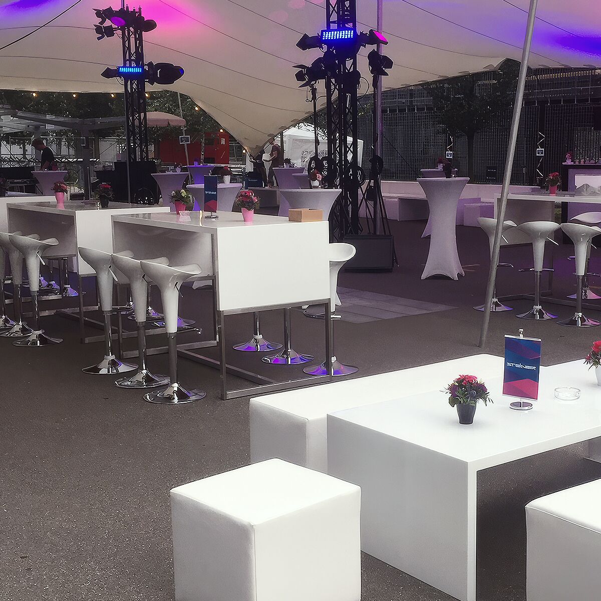 grosser outdoor stehtisch mieten mit barhocker und lounge