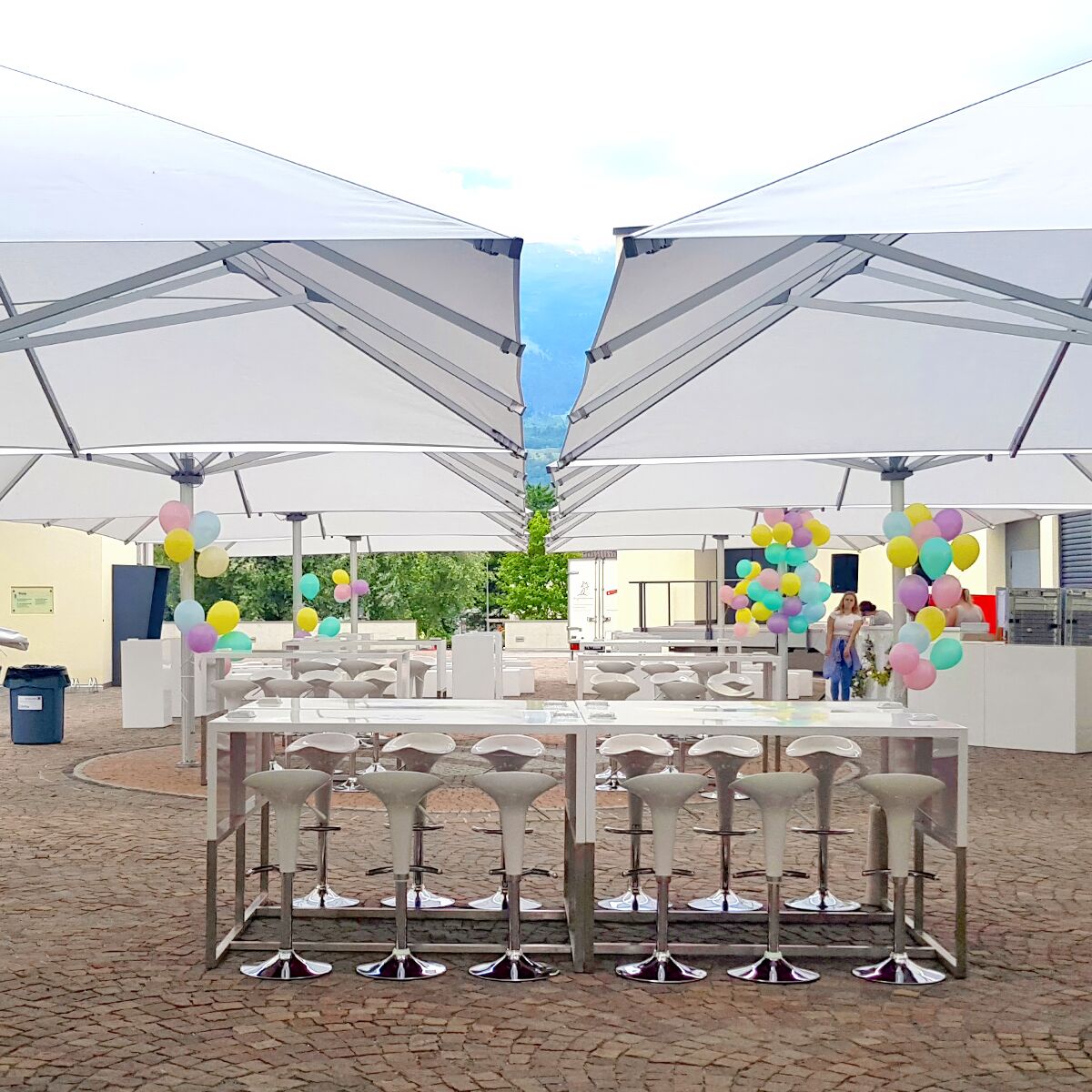 hochtisch mieten für outdoor event mit sonnenschirmen