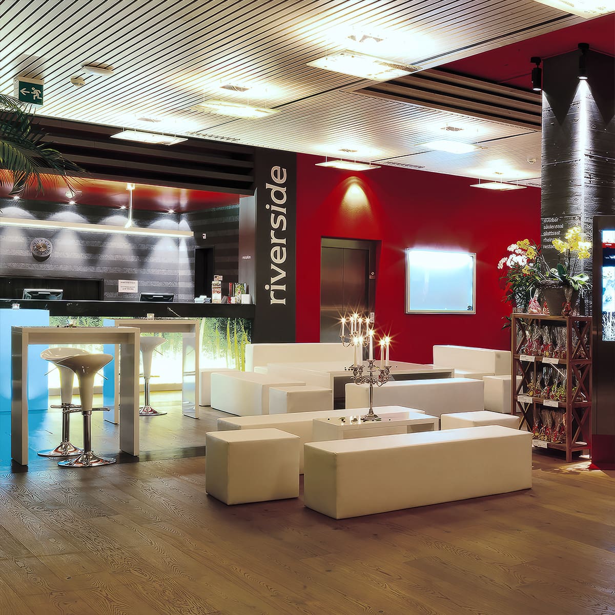 lounge-mieten-in-weiss-mit-hochtischen-und-barhockern