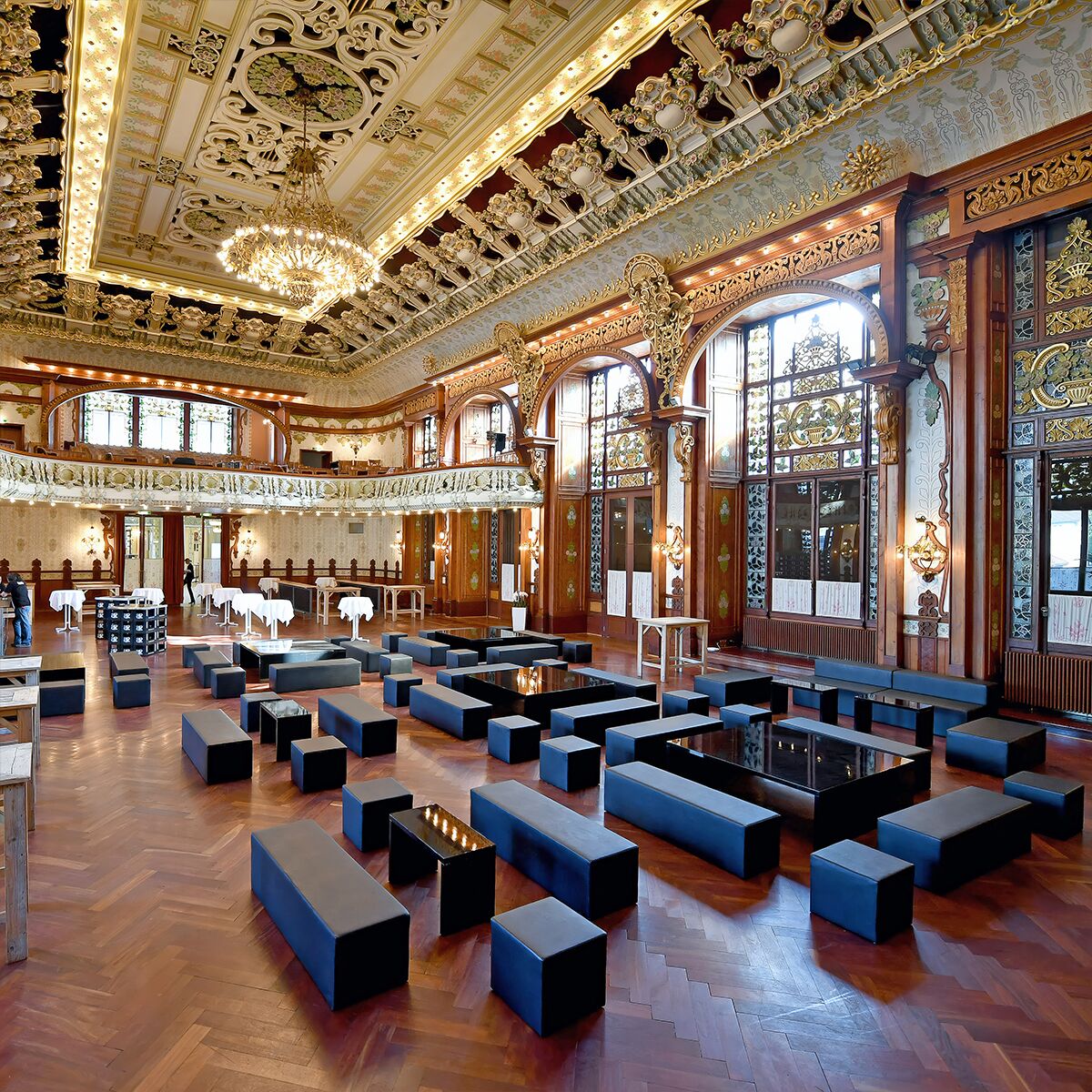 schwarze lounge möbel mieten mit sitzwürfel und sitzbänken