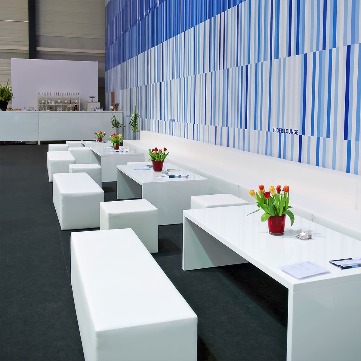 messe-lounge-möbel-mieten-mit-lehnen-und-bar-theke