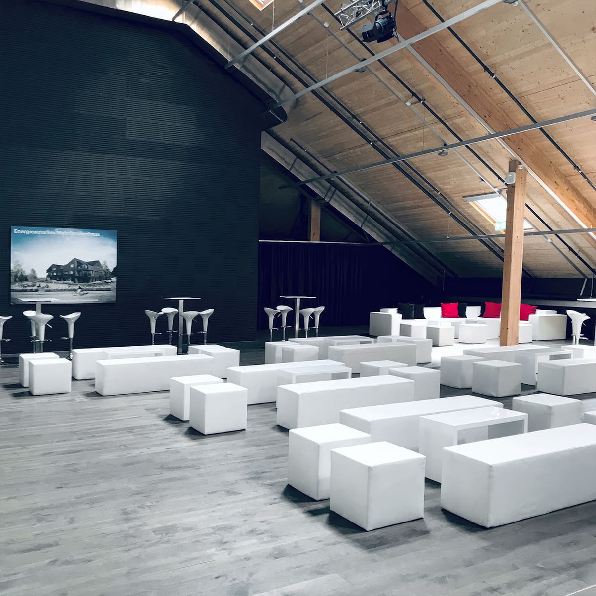 weisse seminar lounge zum mieten mit sitzwürfel in weiss