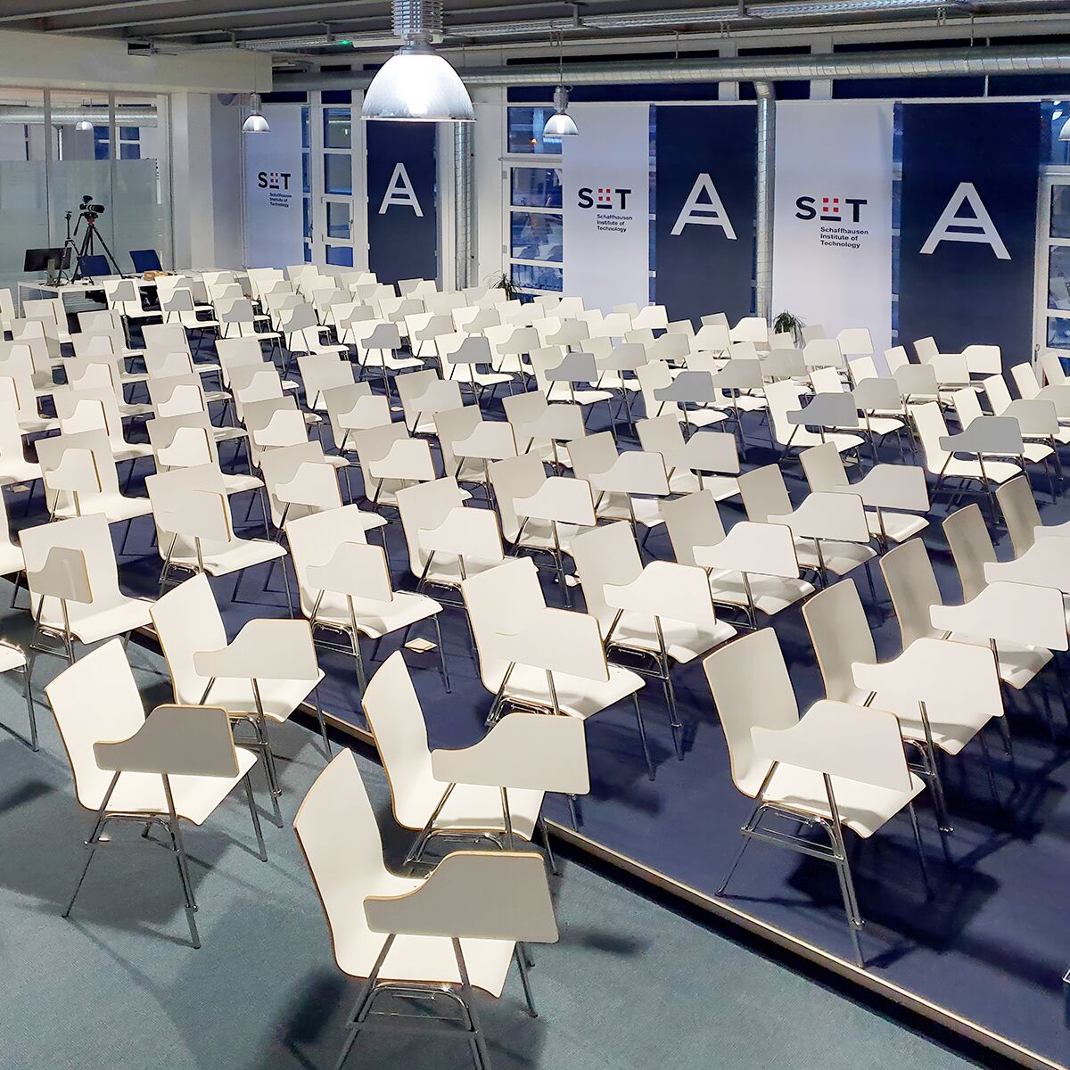 weisse seminar stühle mieten mit schreibablage