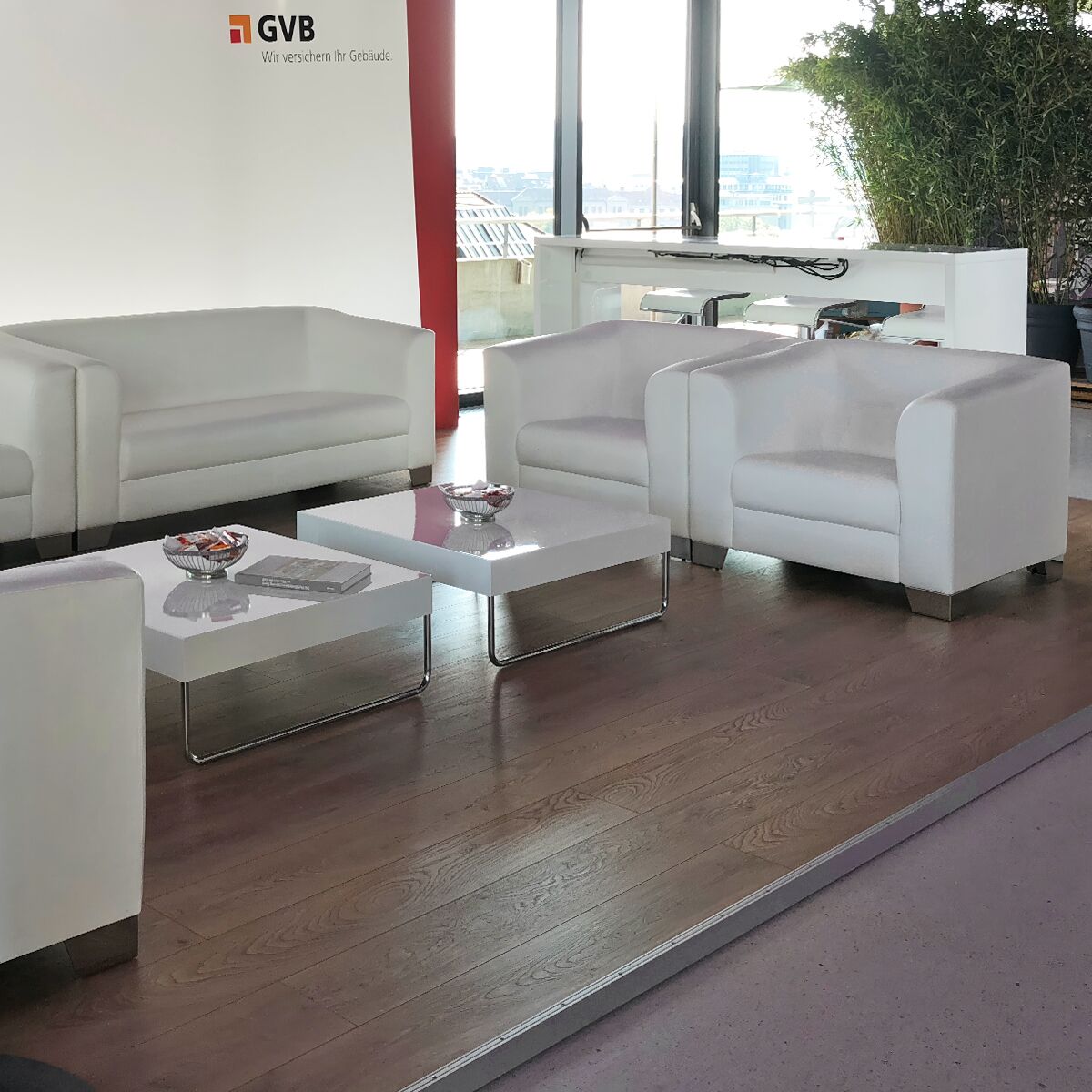 eckiger lounge tisch mieten in weiss für messestand