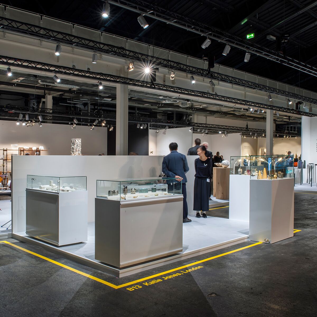 messe vitrinen mieten mit licht