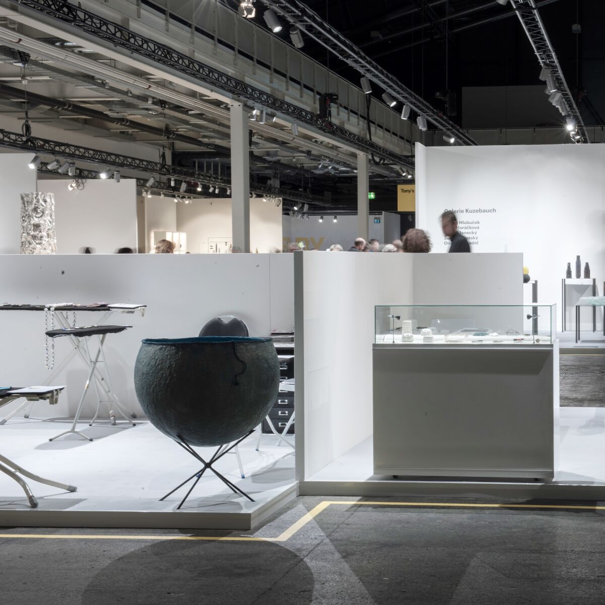 vitrine mieten mit schublade und beleuchtung