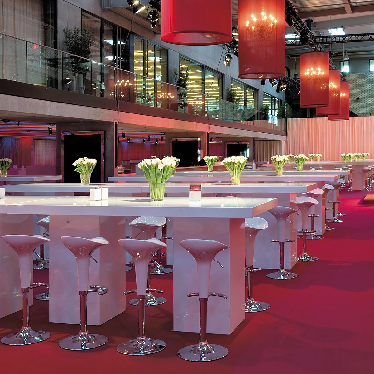 event stehtisch banketttisch mieten mit barhocker