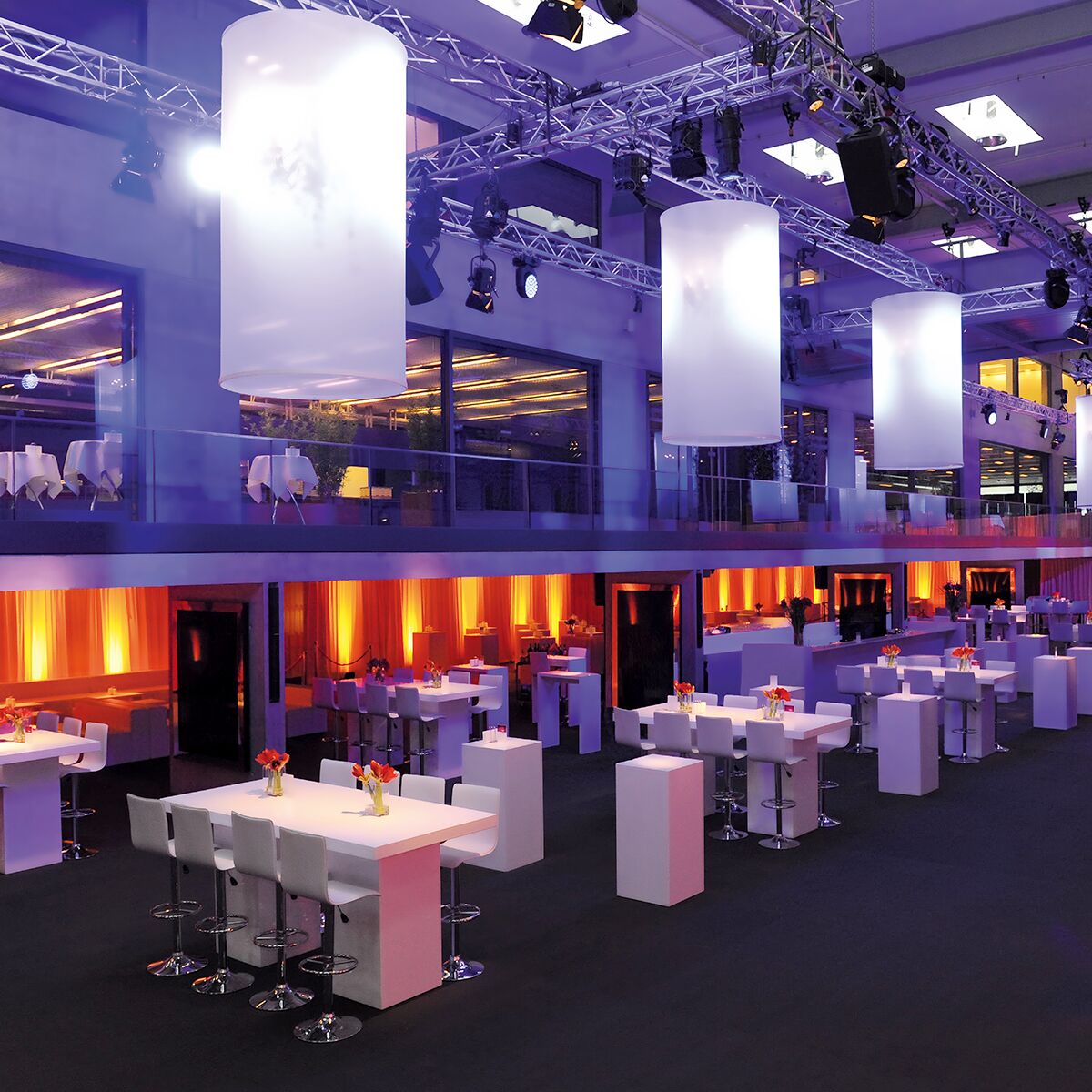 event stehtische in weiss mieten mit barhocker