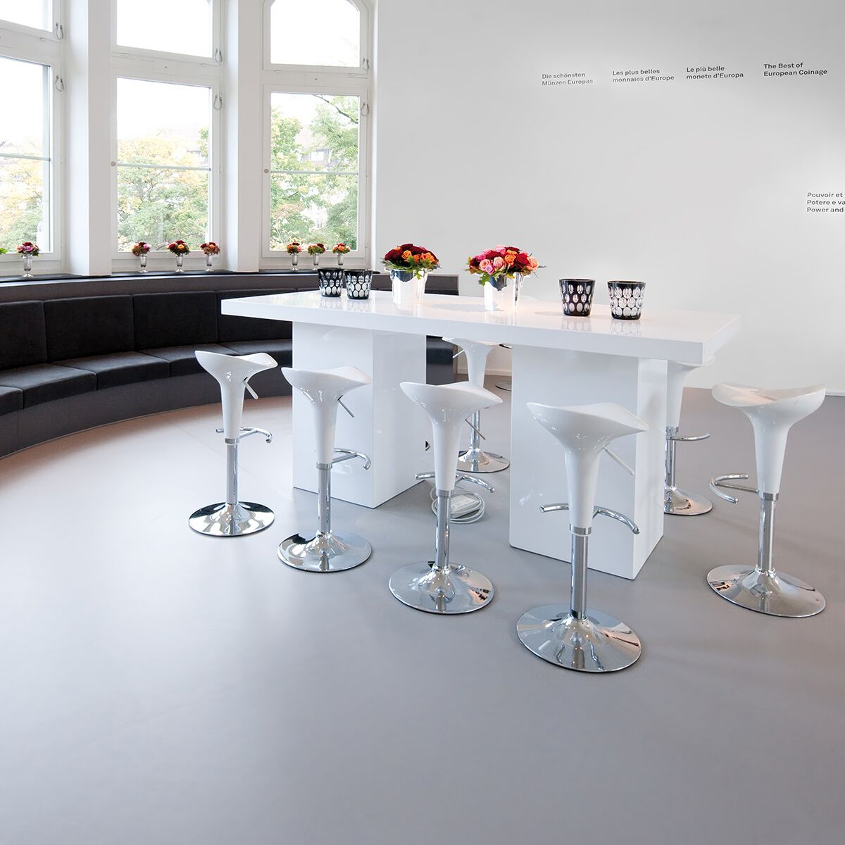 grosser design stehtisch mieten für event