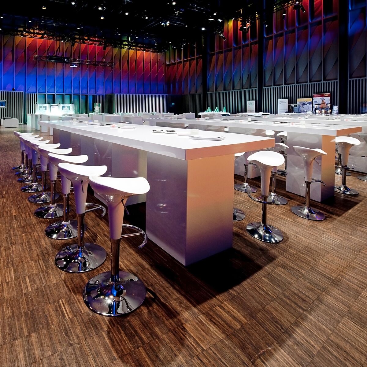 grosser event stehtisch mieten für bankett mit hochstühlen