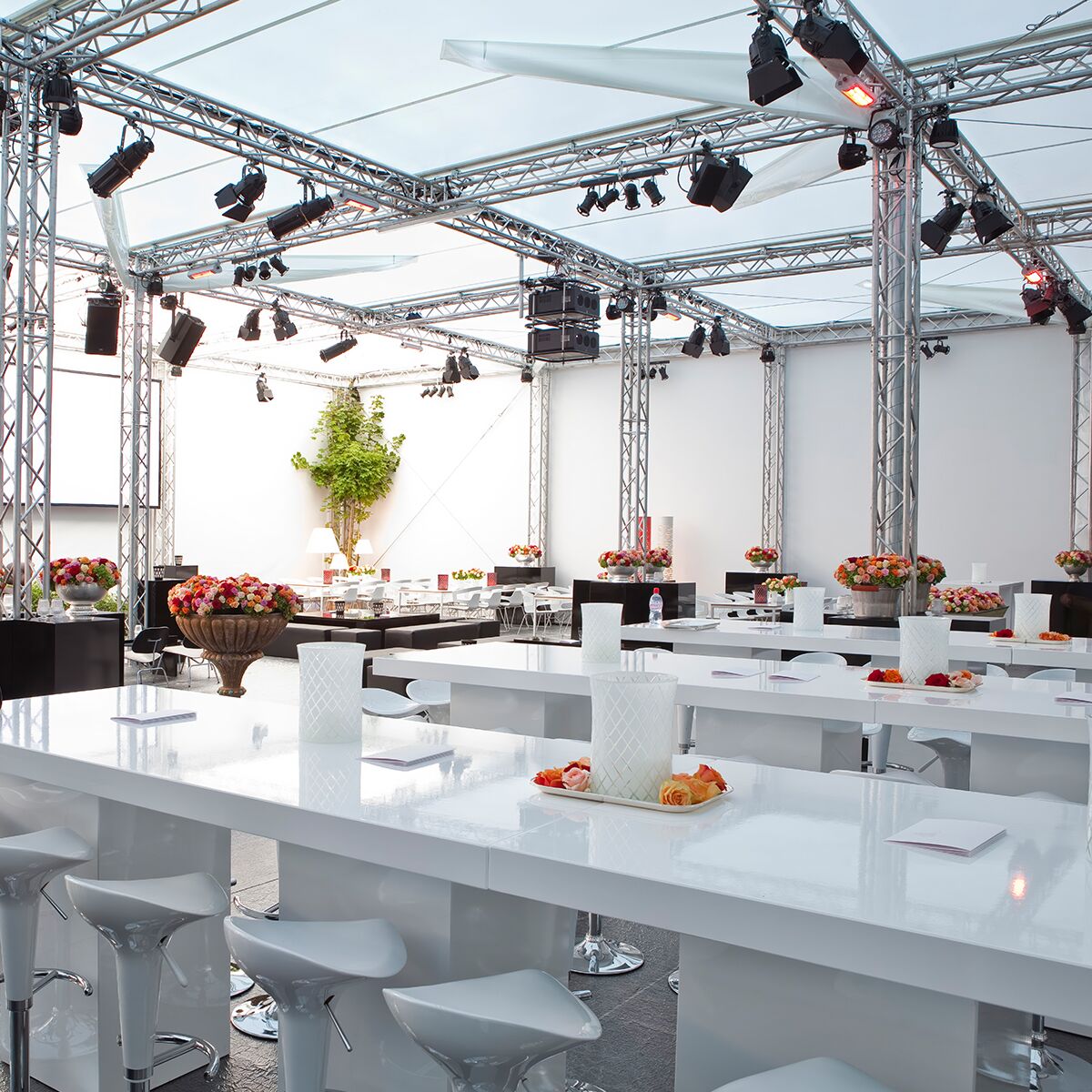 weisse grosse stehtische mieten mit barhocker