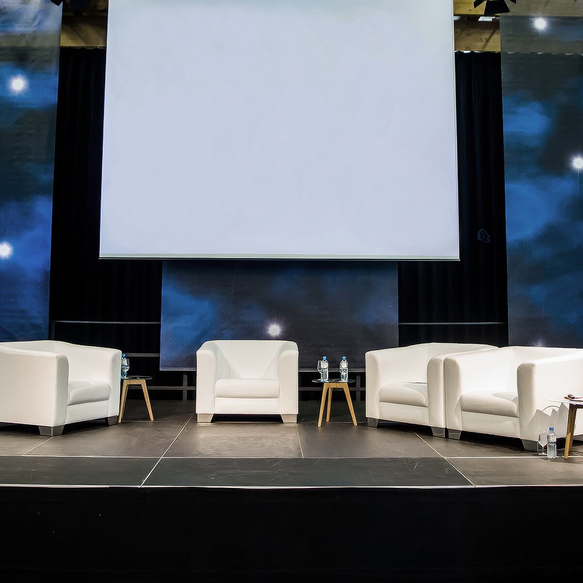 beistelltisch mieten für podium gespräch