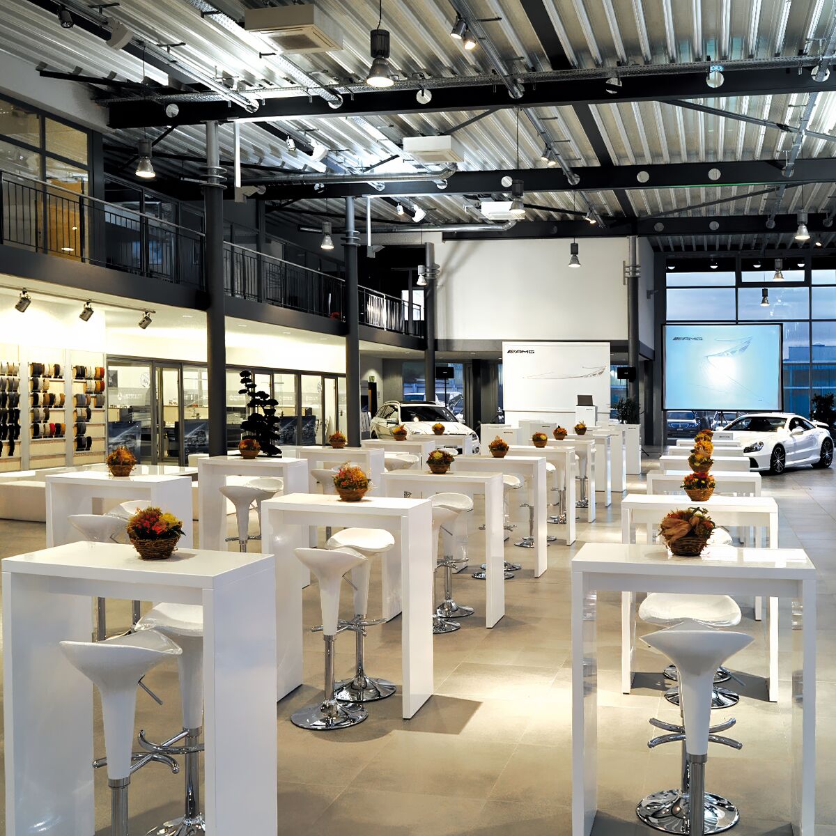 bistro stehtisch mieten in weiss mit barhocker