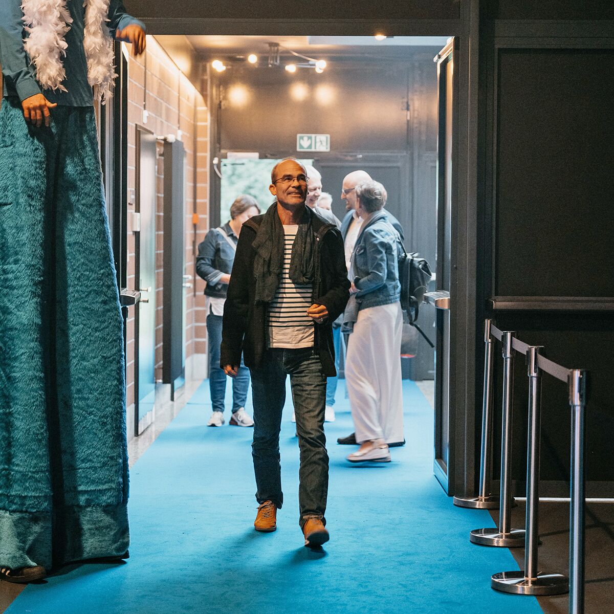 event eingangsbereich mit personen leitstaender