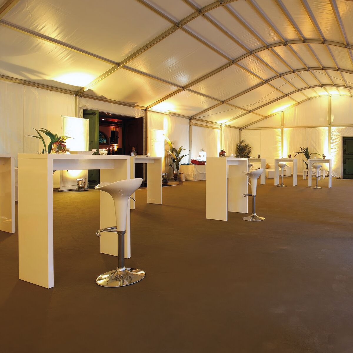 event stehtisch mieten in weiss mit barhocker