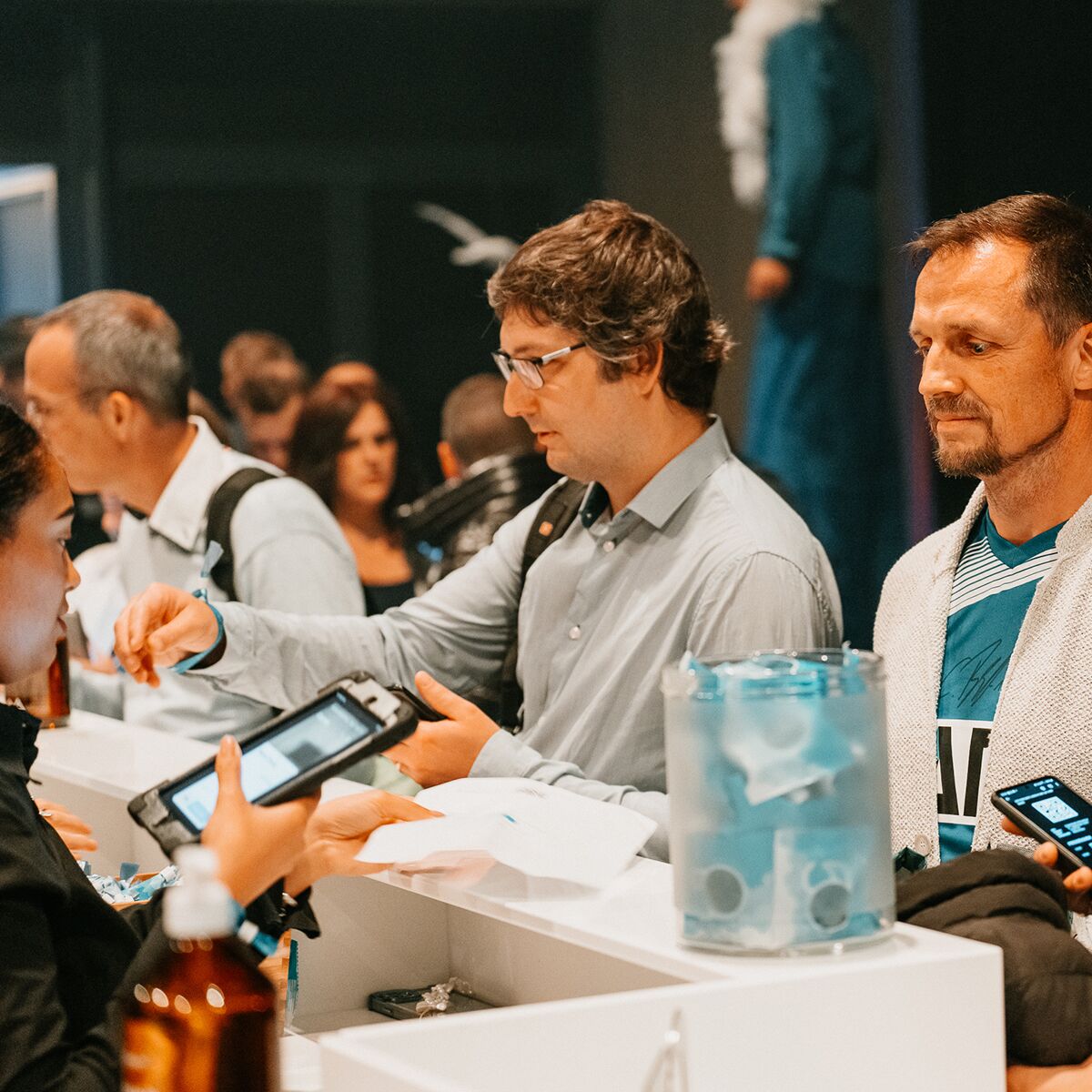 grosse registierungs theke mit gaesten