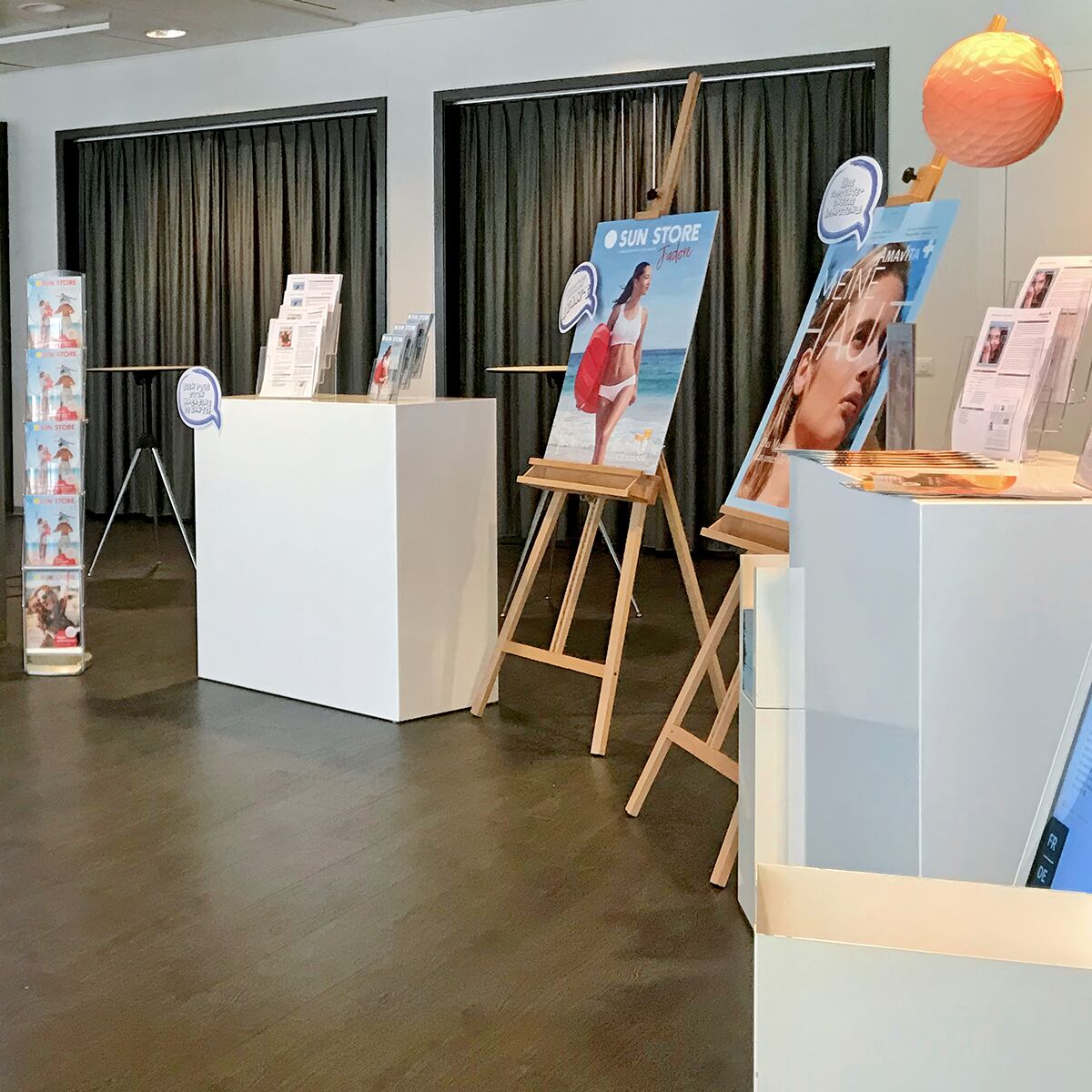 klassischer tisch prospektständer mieten