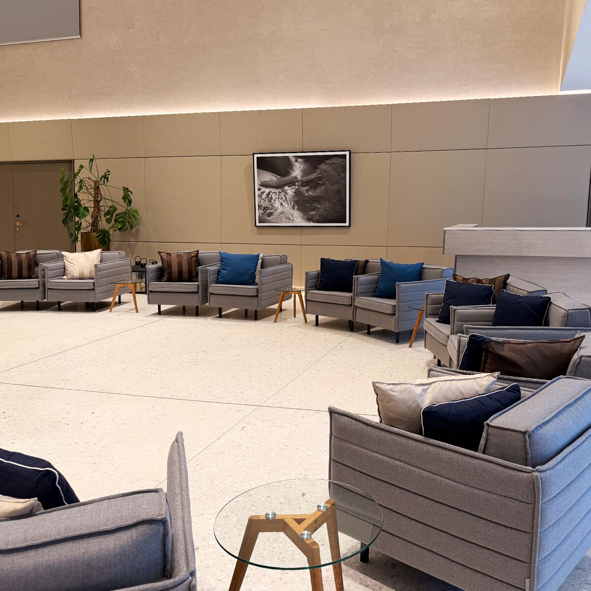 sessel mit beistelltischen aus glas an einem event