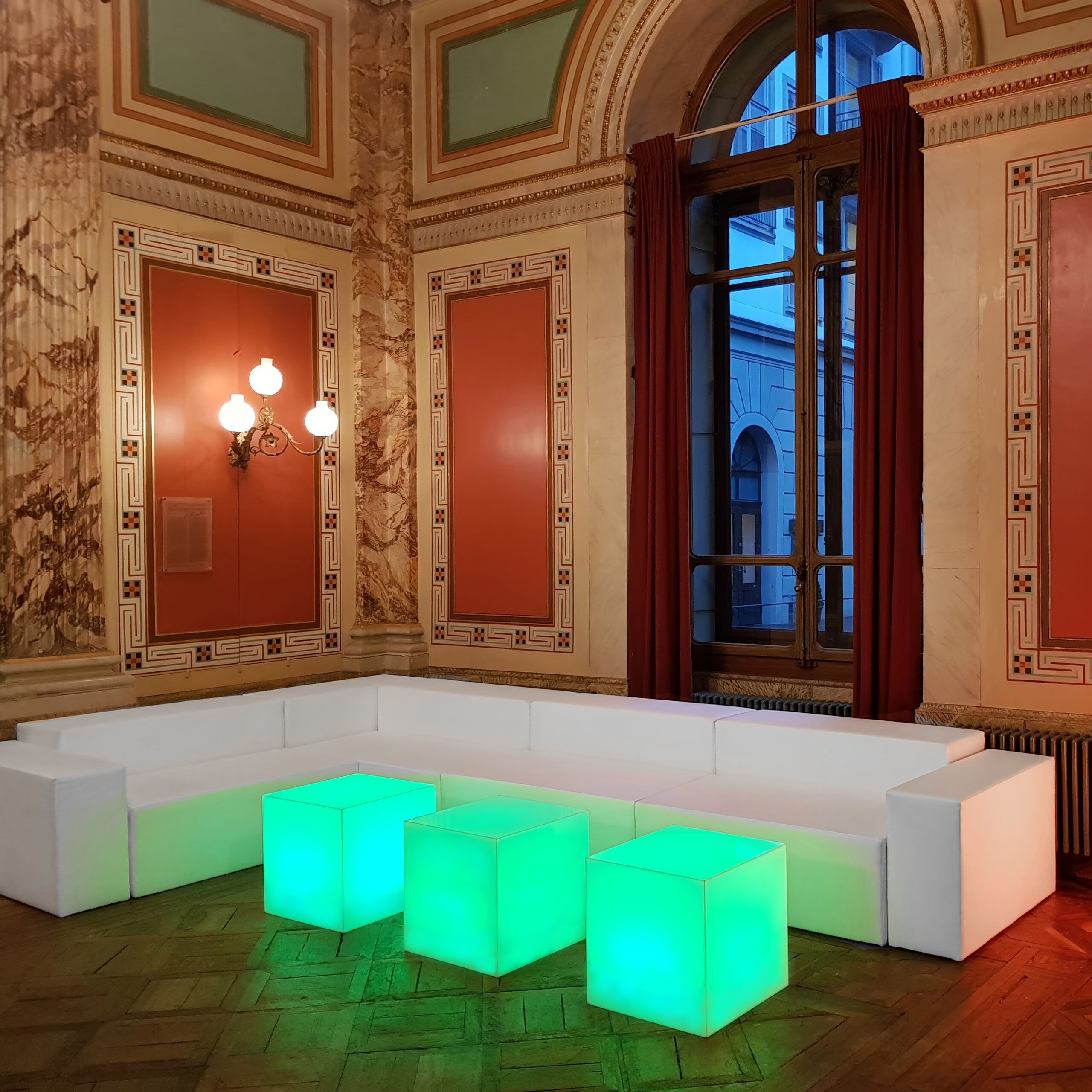 weisse eck lounge mieten mit leucht würfel