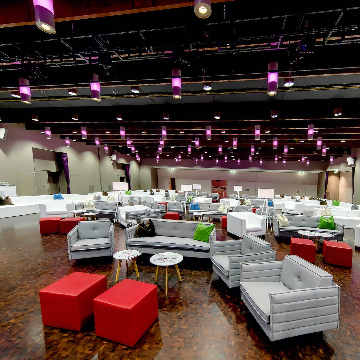 weisse seminar beistelltische mieten mit holzfüssen