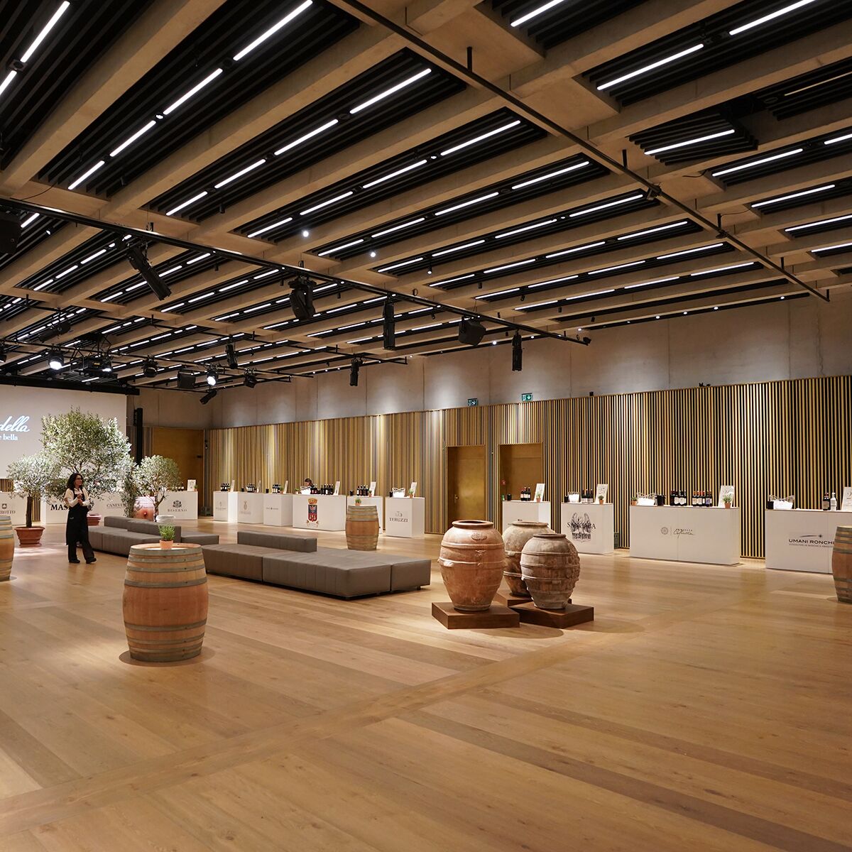 weinmesse mit Theken und Logobeschriftung