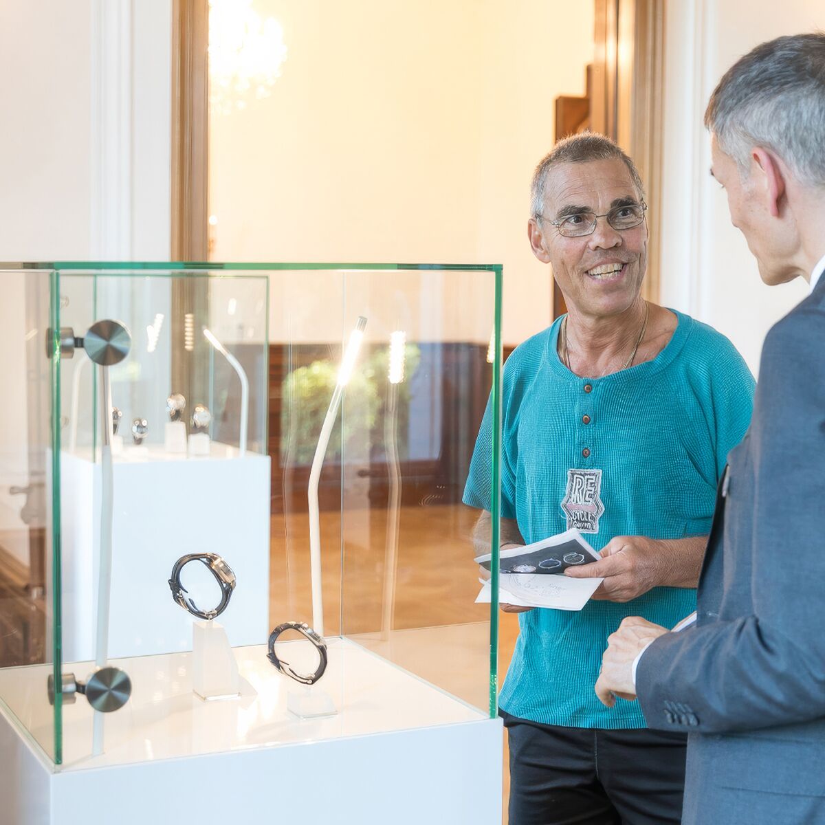 abschliessbare säulen vitrine mieten mit led