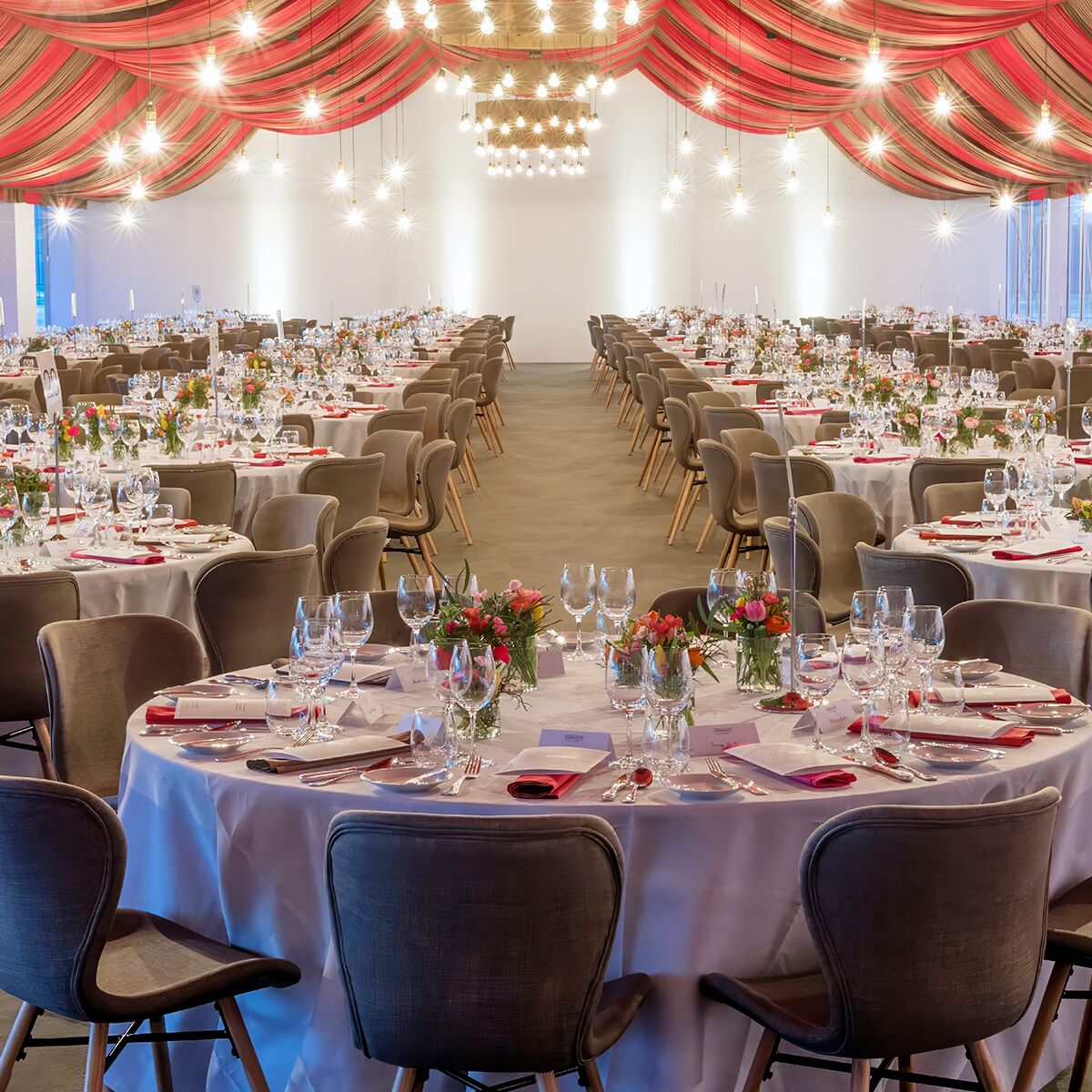 banketttisch mit polster stuhl mieten