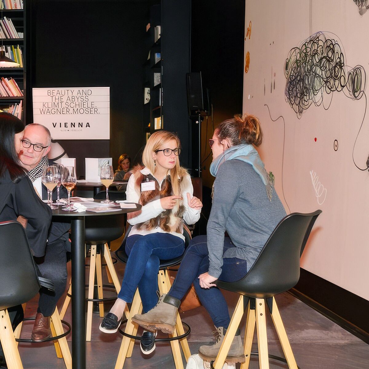 barhocker in schwarz mit lehne und holzfüssen mieten