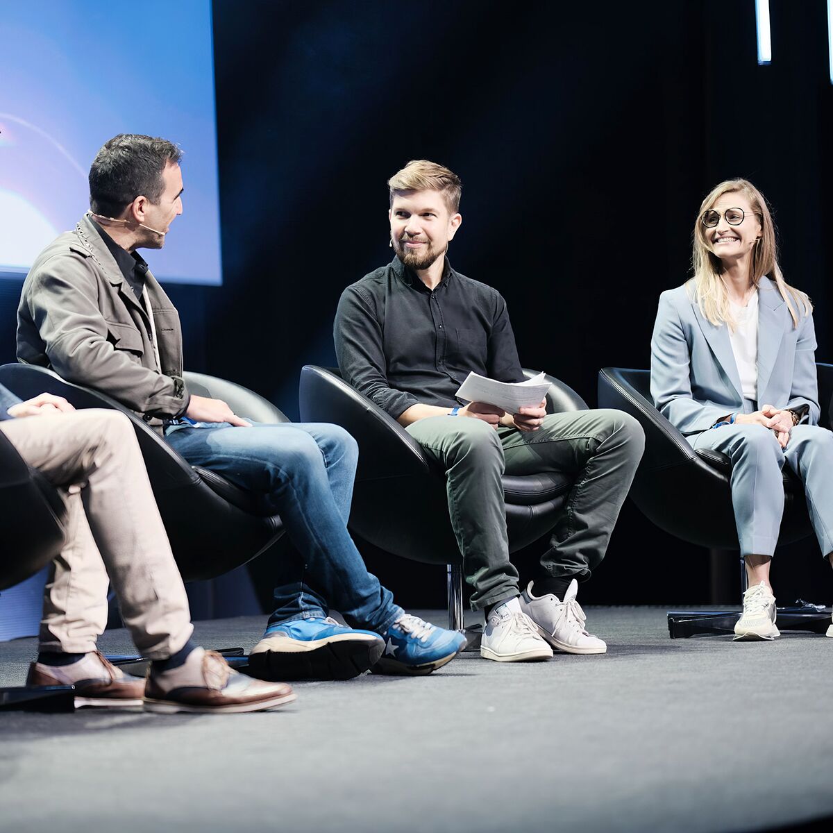 dreh sessel mieten in schwarz für diskussionsrunde