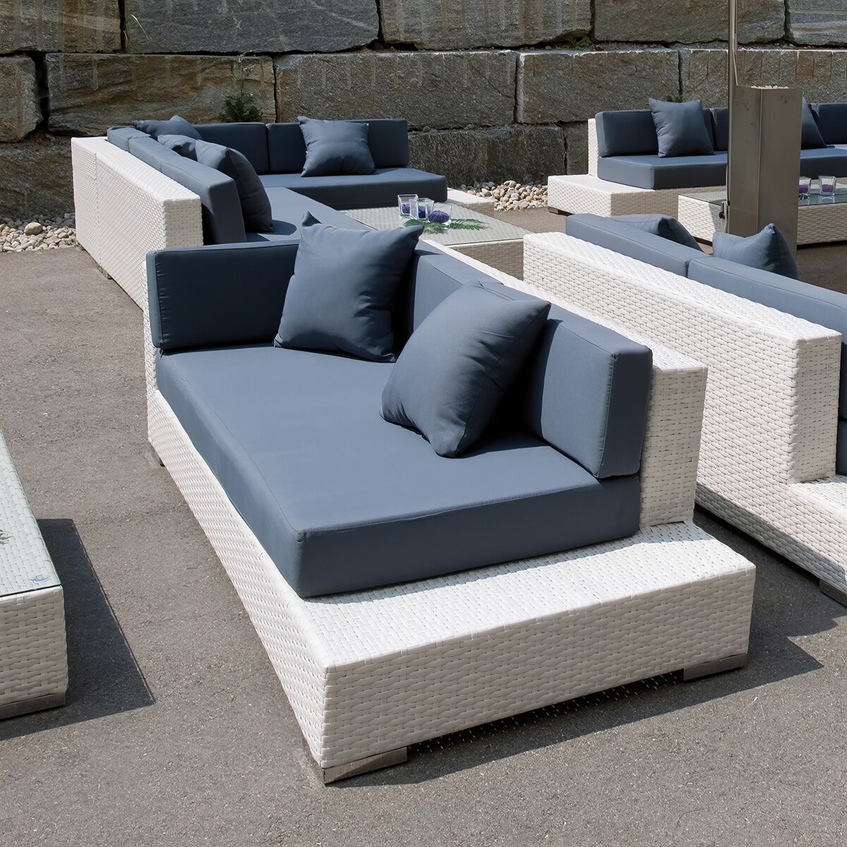 outdoor eck lounge element mieten mit rückenkissen und weissem rattan