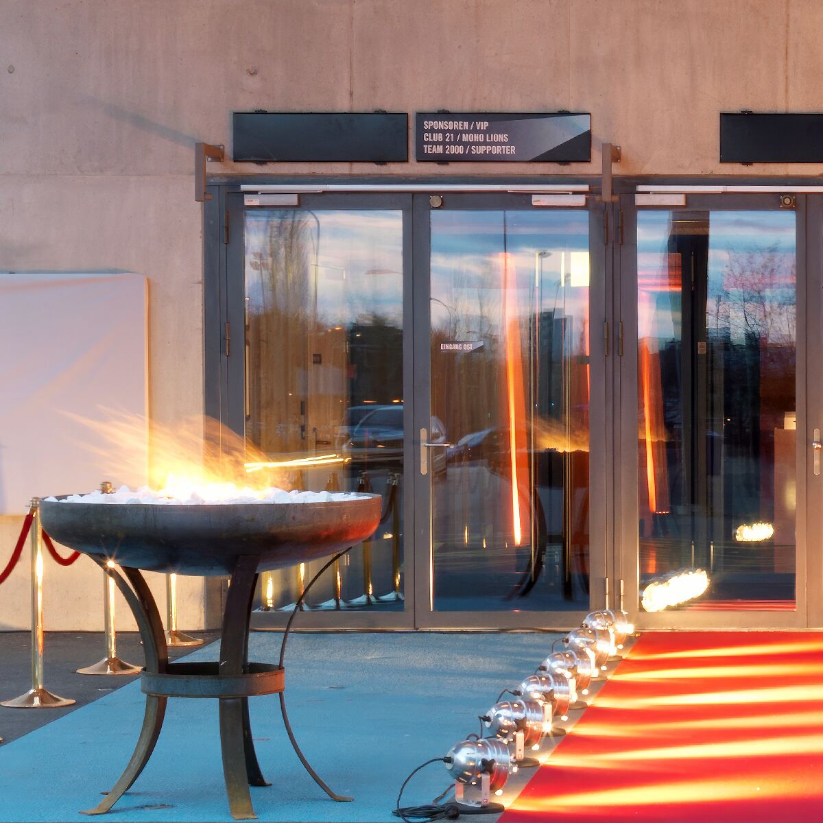 grosse feuerschale mieten mit rotem teppich