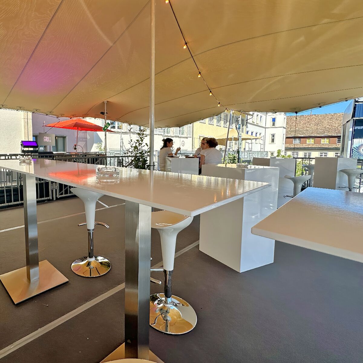 grosser outdoor stehtisch mieten für openair